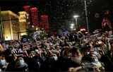 ચીનના વુહાનમાં નવા વર્ષને આવકારવા હજારો લોકો એકઠા થયા, આકાશમાં ફુગ્ગા છોડ્યા